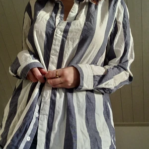 Randig skjorta - Randig skjorta från Bik Bok. Skön att ha på sig. Köparen står för frakten , pris+frakt, hör av dig om du har frågor🤍