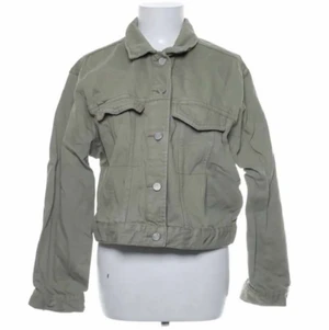 Grön jeansjacka  - Jätte snygg jeansjacka som är perfekt för hösten eller våren😍! strl S men lite croppad, använd några gånger men fortfarande väldigt bra skick nypris 400 kr välj själv om den ska vara spårbar med 100 kr frakt eller ej spårbar med 45 kr frakt💗😋