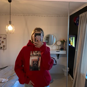 Jordan hoodie - Jag säljer min Jordan hoodie som inte kommer till användning längre. Lappen är längre inte kvar så vet inte vad det är för storlek men skulle nog passa en M. Bra skick. Skriv privat för fler bilder!
