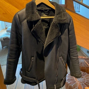 Teddy Skinnjacka - Cool jacka i skinnliknande tyg med teddyfoder. Den är i fint skick, köparen står för frakt!