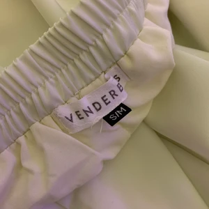 Venderbys byxor - SKITSNYGGA och slutsålda silke liknande mjukisbyxor från Venderbys! Gröna byxor i storlek S/M som säljs på grund av sällan användning. Byxorna passar mig perfekt som har storlek XS-S. Frakt tillkommer!