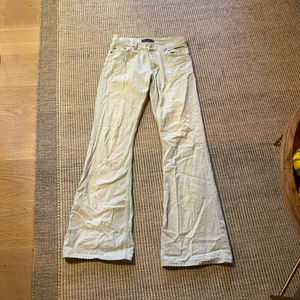 utsvängda jeans - bootcut jeans i ljusblå färg och är lågmidjade. påminner lite om Levis. dessa är bekväma och jätte snygga. passar dig som är lång. tyvärr är det för långa på mig. har ej bakfickor pris kan diskuteras