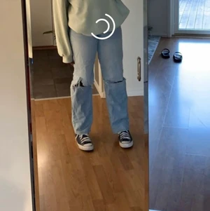 Junkyard nevermind jeans strl 28 - Blåa nevermind jeans i strl 28 ganska högmidjade liknar ginas blåa jeans med hål nästan samma modell 💓 säljer för 262 kr med frakt 💓💓