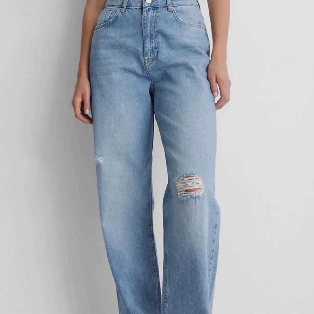 Säljer dessa snygga jeans från NA-KD som är i storlek 36💕💕 Endast använda en gång. Jeans & Byxor.