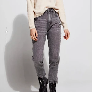 Mom jeans  - Mörkgrå melerade mom jeans med coola ribbningar 