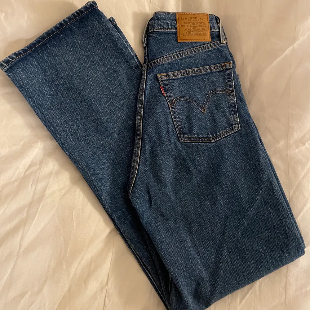 Knappt använda Levis Jeans, storlek 25 och passar mig perfekt som är 170cm lång och har storlek XS/S på byxor. Sätter sig jätte fint på kroppen! Köparen står alltid för frakt, jag kan också mötas upp i Göteborg❤️. Jeans & Byxor.