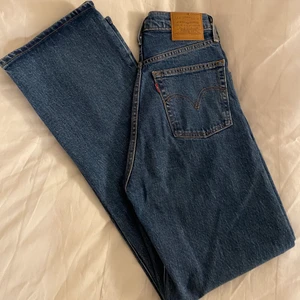 Levis Jeans - Knappt använda Levis Jeans, storlek 25 och passar mig perfekt som är 170cm lång och har storlek XS/S på byxor. Sätter sig jätte fint på kroppen! Köparen står alltid för frakt, jag kan också mötas upp i Göteborg❤️