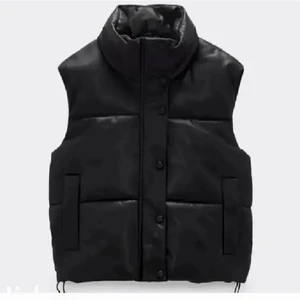 Varm zara väst - Säljer denna väst ifrån zara som är väldigt varm och passar till höst/vinter vädret. Säljer då jag har en liknande. 