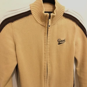 Vintage Gant zip kofta - Jättecool kofta från Gant i storleken Small. Köpt på second hand butik, använd ungefär 2-3 gånger. Koftan är i jättefint skick, alltså inga skador eller fläckar :) Köparen står för frakt. Köpt för 250kr. 
