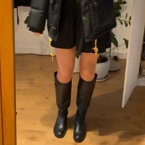 Boots  - Mikael kors boots, rätt säker på äkthet, kostar ca 3000 nya, kan försöka kolla upp de mer. jätte trendiga och fina. Sparsamt använda