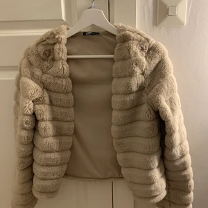 Teddy jacka- Gina Tricot  - Köpt för längesen så finns nog inte kvar! Passar både som en tunnare jacka eller att ha som kofta inne nu under kallare tider ❤️ Använd en gång.