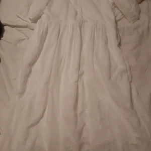 Cottagecore Drömklänning - Säljer denna helt fantastiska klänning från missguided 💗 En cottagecore must-have. Vit, lager, broderade blommor, peter pan krage, puffiga ärmar, lång 😱 Aldrig använd, bara provad. Köparen står för alla fraktkostnader och jag står inte för postnord strul.