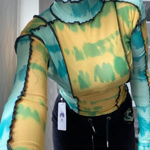 Mesh topp - Så fin topp! Man kan välja om man vill ha blå eller gul framåt eller bakåt. Så cool topp!!!
