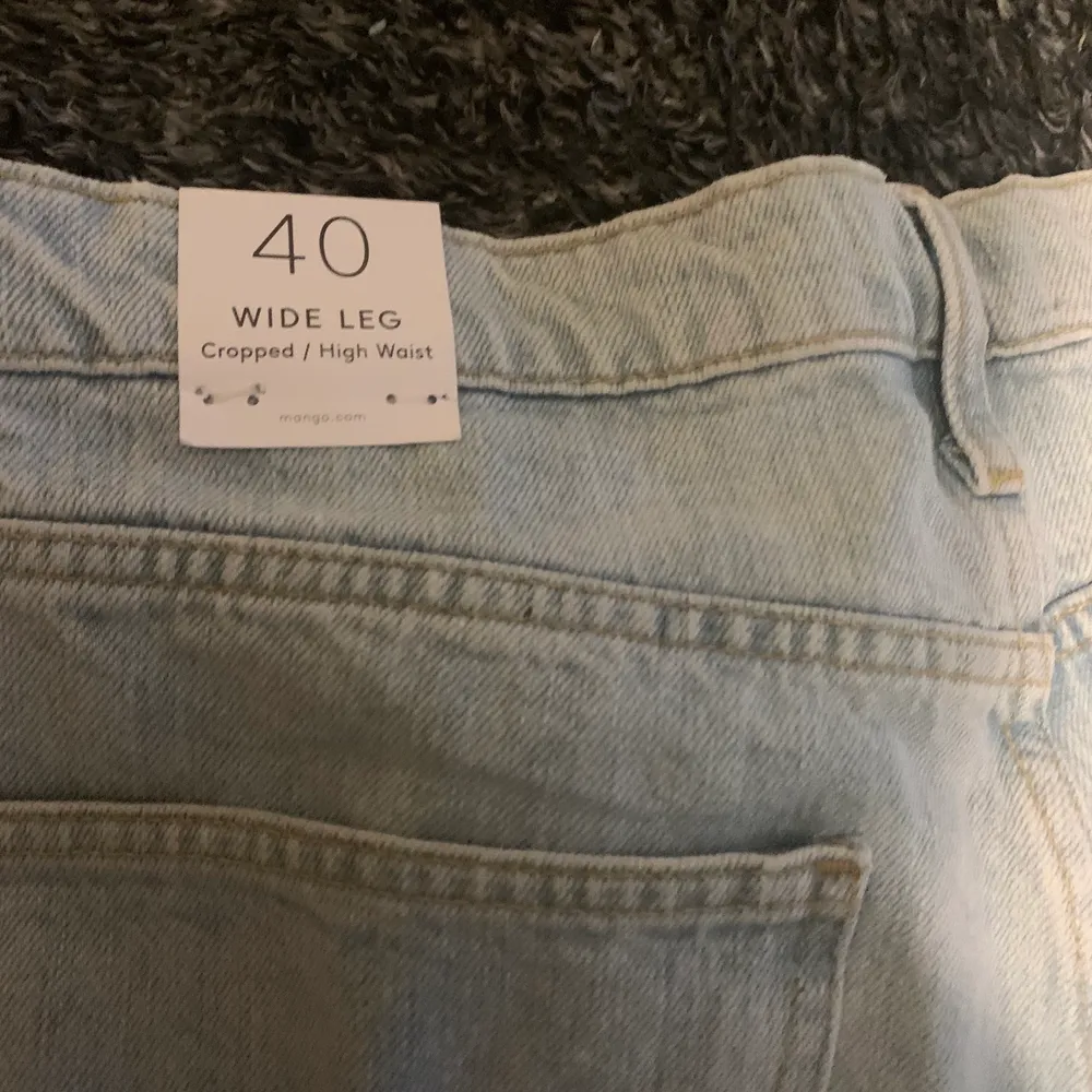 Det är ett par mango byxor som jag aldrig har använt. Köpe dom förra året.. Jeans & Byxor.