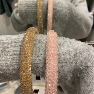 Glittriga hårband  - Helt oanvända glittriga hårband, säljer för att jag inte använder dem och tycker inte att färgerna passar på mig💕 