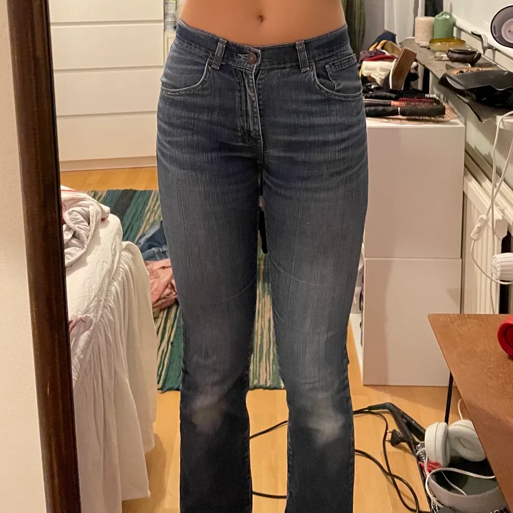 fina levis typ ”mom jeans” :) är 172cm och de är lite för korta för mig;( . Jeans & Byxor.