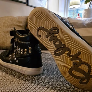 Så schyssta retro Replay skor - Lägger ut dessa igen pga oseriös köpare.. Och sänker även priset på dom..Säljer mina retro Replay sneakers med detaljer som dragkedja och nitar..Går inte att få tag på längre Använda men i kanon skick fortfarande..Bud startar från 250 kr 