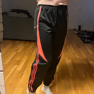 Adidas byxor, oanvänt. Stl 36 (S) - Oanvända byxor från adidas i stl 36 (S)