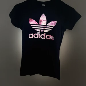 T-shirt adidas - T-shirts med ett adidas tryck ✨