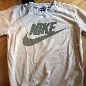 Nike tröja rosa/vit.  Storlek L men passar s/xs