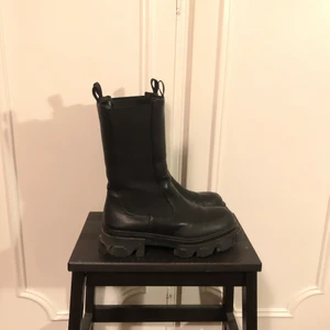 Mellanhöga boots  - Använda under en vinter. Det enda tecknet på slitage är att de veckat sig lite, annars fint skick och väldigt sköna!