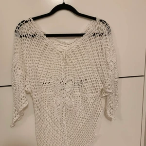 Strand överdel - En överdel som en snygg till stranden eller att man har någon topp under till ett par jeans. Köpt i CUBA. HALVA PRISET PÅ FRAKTEN 