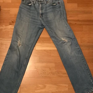 Classic jeans, ljusblåa. W36 L34 - Gamla Classic jeans som är i hyfsat gott skick. Små hål på knäna och små fläckar