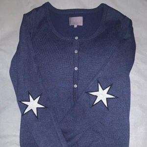 Kofta - Säljer denna snygga och coola kofta med stjärnor på armbågarna! Endast använd 1 gång