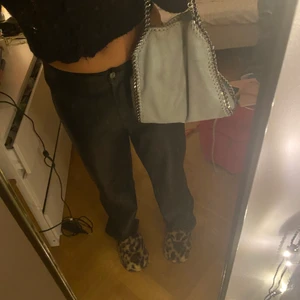 Läderbyxor - Ett par oversized läderbyxor i rak modell från nakd!! Dessa är i storlek 42 då jag ville ha dom oversized i modellen, men skulle säga att de är som en M-liten L då storelkarna är mindre i modellen. Skeiv om ni vill ha fler bilder ⭐️💥