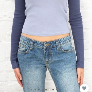 bella top brandy melville - bella top från brandy melville, aldrig använd. passar xs - s. köpare står för frakt (spårbar eller vanlig) 
