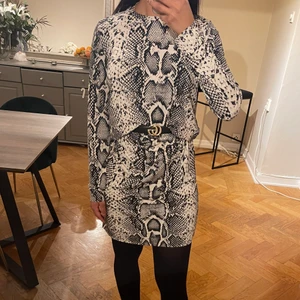 Klänning orm mönster  - Långklänning med svartvitt orm mönster, luftig och skön. Passar precis som den är eller med skärp, utan strumpbyxor eller med är lika snyggt. Så en hela året runt klänning. 