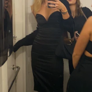 Festklänning - Säljer denna superfina festklänning alt. Nyårsklänning. Den är använd en gång under sittning sä fortfarande i nyskick. Den är helt slutsåld på nellys hemsida och varit det ett bra tag!! Nypris är 799/699 minns inte helt☺️ säljer då jag har många fina svarta klänningar o denna kommer nog tyvärr inte tillräckligt till användning. Verkligen så vacker, stilren och tidlös klänning!! Pris går absolut att diskuteras, säljer somsagt för att jag önskar att den kommer till användning! 