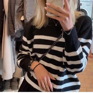 Randig hm tröja  - (Lånad första bild) randig stickad tröja från hm. Köpt av en tjej här på plick men var inte riktigt i min stil så säljer vidare. Helt slutsåld på hemsidan. Buda privat eller i kommentarerna! HÖGSTA BUD: 170 kr köp direkt för 200 kr
