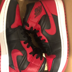 Hej säljer mina Jordan 1 mid gym red - Hej säljer mina Jordans. Inte använt många gånger pga för små storlek. Skulle säga att dem är inte skick 10/10. Original boxen får man med 