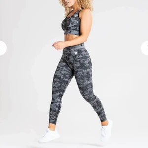 Womans best träningsbyxor  - Säljer mina träningsbyxor från womans best modellen ”CAMO SEAMLESS LEGGINGS”, de är endast använda 2 gånger. De är superfina och sitter superbra men har tyvärr för många tights. Nypris var 59€, säljer för 200kr vid snabb affär🥰