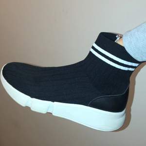 Super snygga Bekväma svarta skor med två vita ränder på toppen från Bershka storlek 41. Har inte använt de så mycket, säljer pga att jag aldrig har på mig de :)