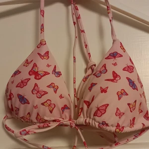 Bikini överdel  - Super söt helt oanvänd bikini överdel med fjärilar på. Storlek S. Köparen står för frakt , alltså pris +frakt💕🦋