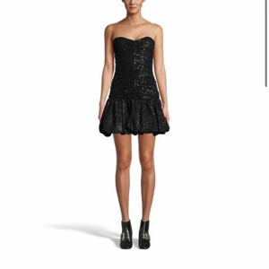 Maje klänning - Säljer nu denna super fina klänning från Maje som köptes för 2700kr❤️ Den är helt oanvänd och har lappen kvar. Den är i stl 39 i franska storleken vilket motsvarar ungefär s men funkar också till M eftersom att den är stretchig🤗✨Perfekt till middagar, många intresserade så först till kvarn