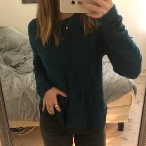 En mörk grön stickad tröja som passar perfekt på julen. Endast blivit använd en eller två gånger så den är som ny. Den är inte jätte tjock vilket jag gillar och passformen är jätte fin.❤️😆