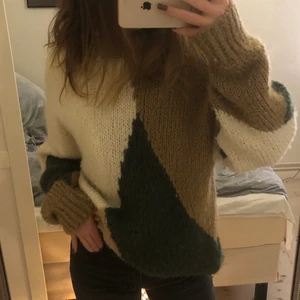 Stickad tröja  - Stickad tröja från zara som endast använts en gång, så precis som ny. Säljer pågrund av att det inte är min stil. Den är super skön och varm. Ser lite stor ut på mig eftersom jag är small och tröjan är i medium.💕😆