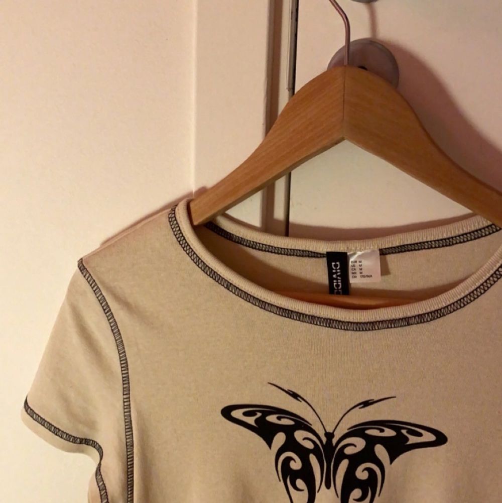 Magkort tröja från H&M med fjärilstryck💕. Aldrig använd då den inte riktigt är min stil men super cool! Nypris, 89kr & säljer för 59kr. Köpare står för frakt (29kr) men kan även mötas upp i Stockholm. Tröjan är köpt i Storlek M vilket gör att den inte sitter lika tight men den föreställer mer storlek S.. Toppar.