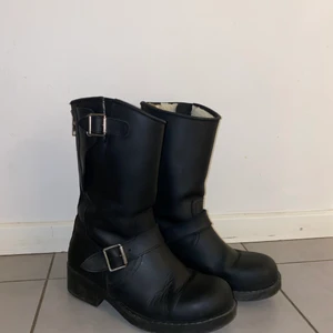 Johnny Bulls Mid Zip - Svarta Johnny Bulls, mid Zip. Använda fåtal gånger, fint skick. Silver detaljer. Fodrade