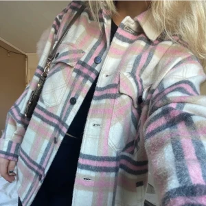 Zara jacka - Säljer min rutiga jack från zara köpt för 2 månader sedan och använd 1 gång, säljer då den inte kommer till användning, den är perfekt nu till höst/vintern !! Storlek S❤️skriv för fler bilder! Mitt pris är 300 men går att diskutera!, köpt för 559kr