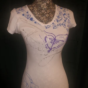 Äkta roxy tshirt - Tröjan är inte i nyskick som ni ser, många diamanter fattas men annars är den perfekt. Köparen står för frakten köp direkt för 150kr+frakt