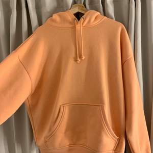 Sjukt snygg orange hoodie från bikbok🧡🧡🧡 använd en gång och är därför i suverän skick. Jätte mysig och mjuk på insidan och ut. Stor i storleken🍊