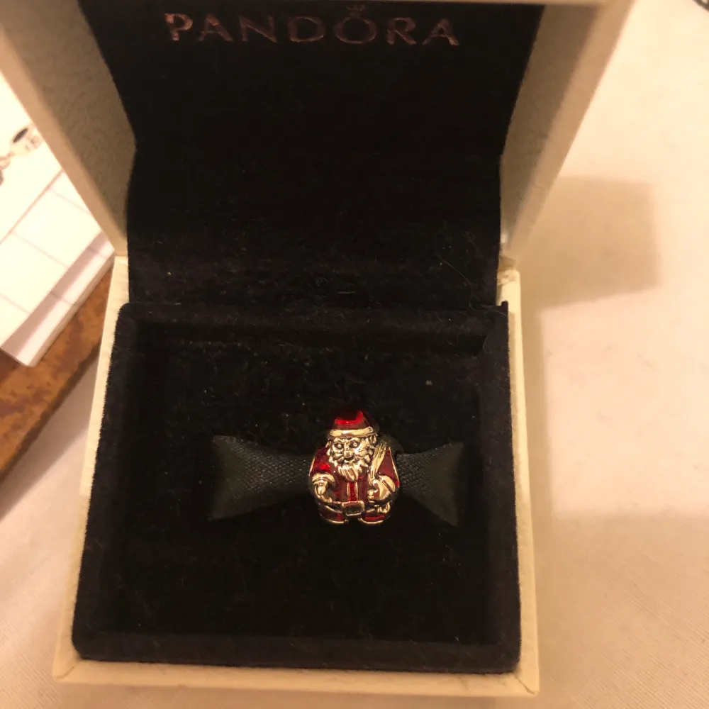 Christmas pandora charms comes in original box and bag… silver s925ale green,red,black,white….. prices are from £20 each or will do bundle deals . Accessoarer.