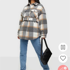 Shacket från nelly  - Verkligen jätte snygg! Mysig och sitter bra på. Den är använd men fortfarande i väldigt bra skick! Originalpris är 849 kr. 