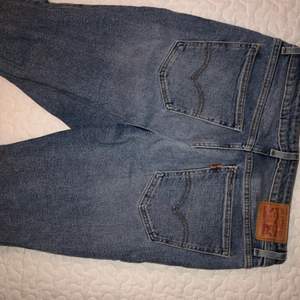 Levis vintage jeans i storlek W30, passar som 38-40 i europeisk storlek. De är i väldigt bra skick och säljer de då de inte längre passar mig. Kan hämtas i Malmö eller postas för 66kr🥰 skriv vid intresse eller fler frågor