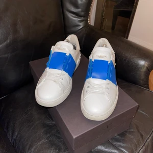 Valentino - Säljer mina feta valentino open skor, då de inte passar mig längre får de komma till användning hos någon annan. Storlek 41,5 och de är i otroligt fint skick. Har bud på 2200kr just nu