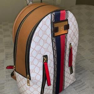 River Island ryggsäck  - helt nytt och oanvänd beige ryggsäck från River Island, väldigt fint och inte så liten. som syns på sista bilden har jag köpt den för 449kr från Zalando. skriv privat för mer bilder eller om du har en fråga :)